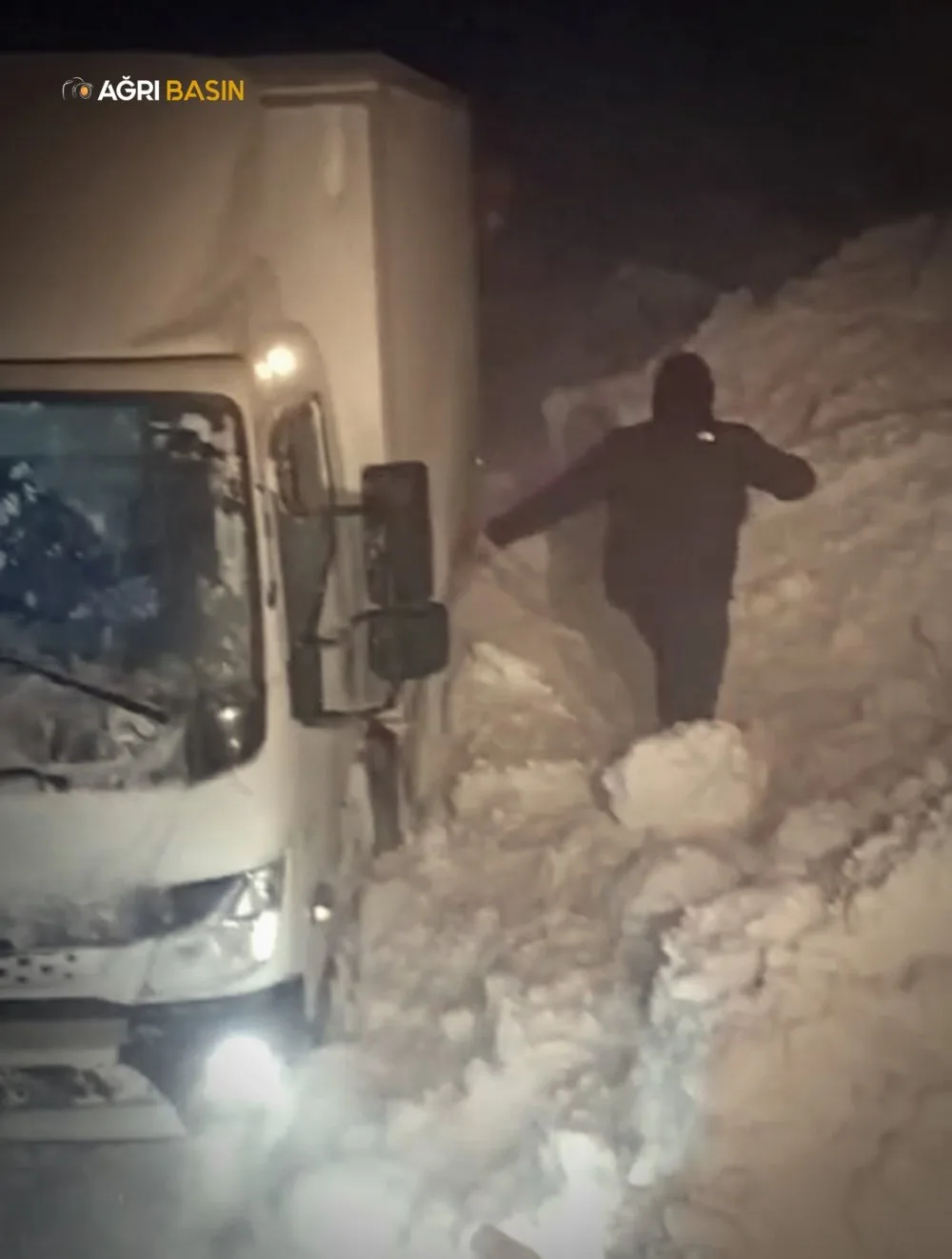 Ağrı’da Tipi Alarmı: Mahsur Kalan Vatandaşlar Kurtarıldı