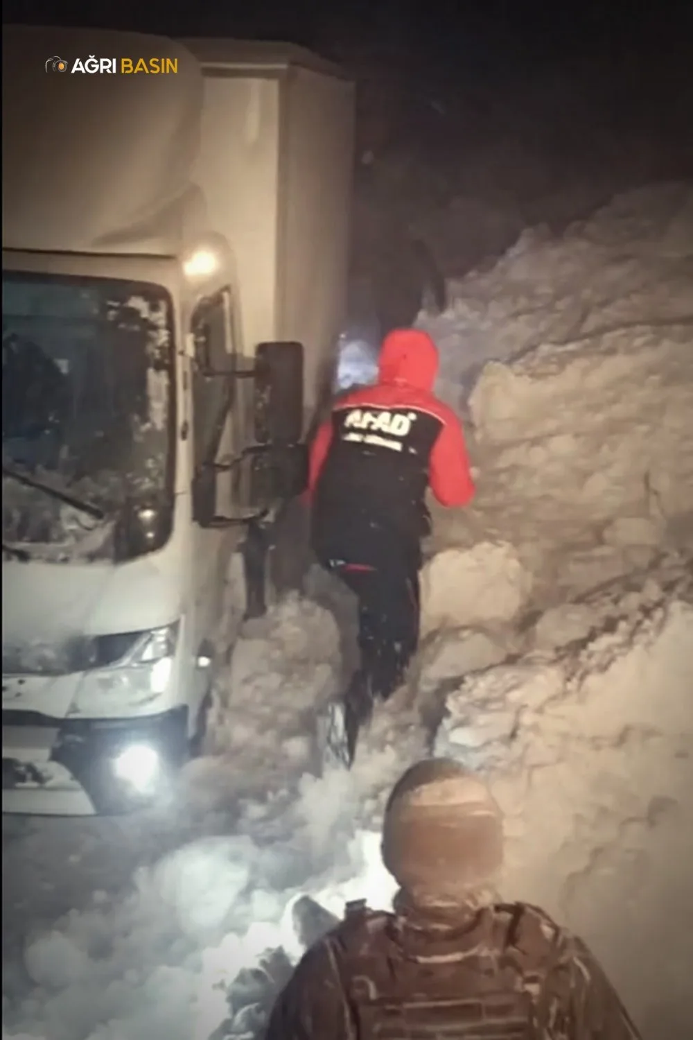 Ağrı’da Tipi Alarmı: Mahsur Kalan Vatandaşlar Kurtarıldı