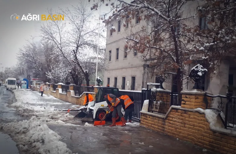 Ağrı Belediyesi'nden Nisan Ayında Karla Mücadele
