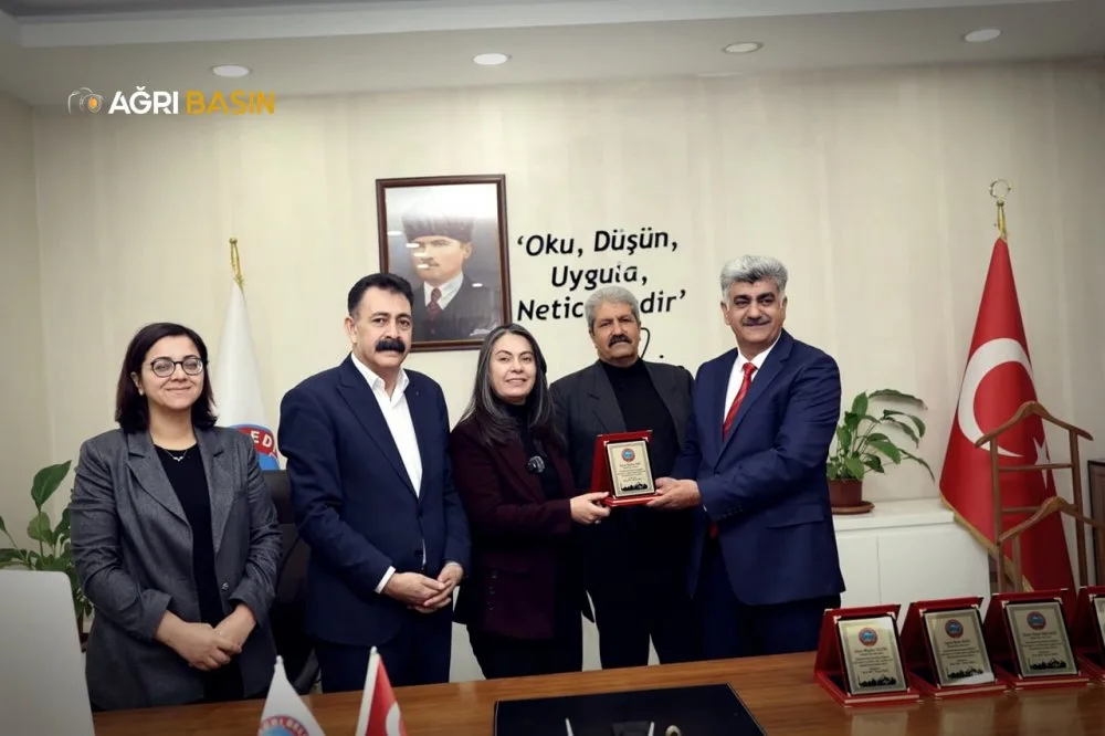 Ağrı Belediyesi emekçilerine plaketle teşekkür etti