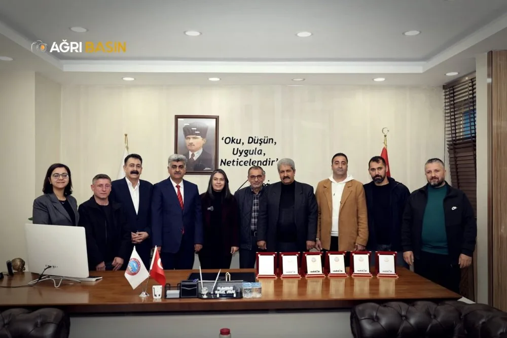 Ağrı Belediyesi emekçilerine plaketle teşekkür etti