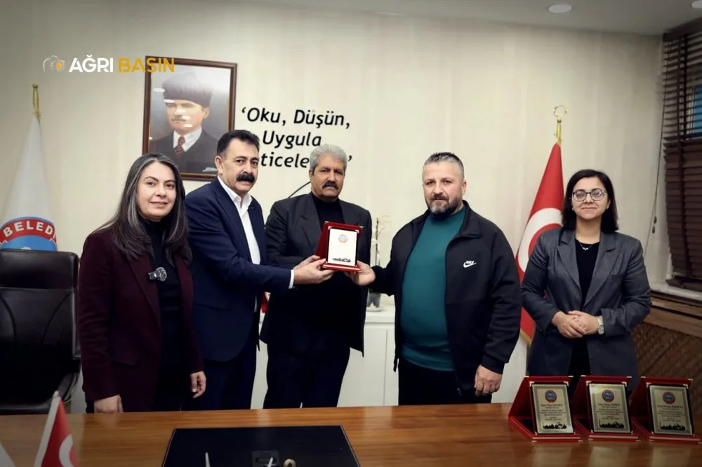 Ağrı Belediyesi emekçilerine plaketle teşekkür etti