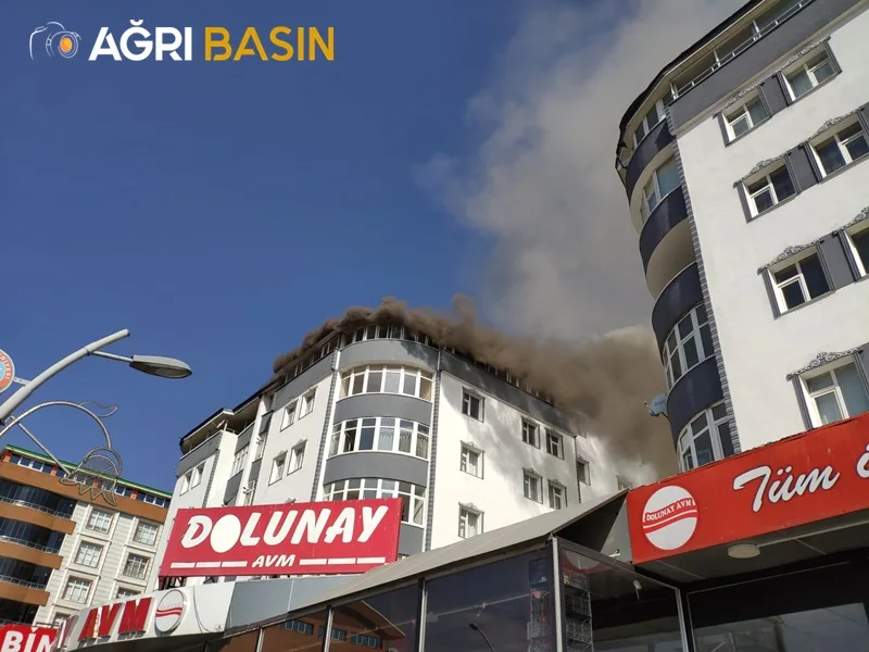 Ağrı’da Binanın Çatı Katında Korkutan Yangın