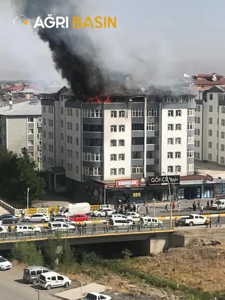 Ağrı’da Binanın Çatı Katında Korkutan Yangın