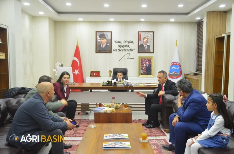 Başkan Metin Karadoğan 23 Nisan'da Makamını Öğrencilere bıraktı