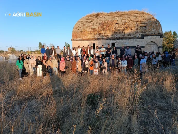 Hamur'da aday öğretmenlere seminer verildi.
