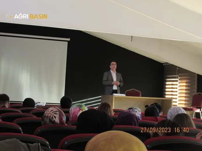 Hamur'da aday öğretmenlere seminer verildi.