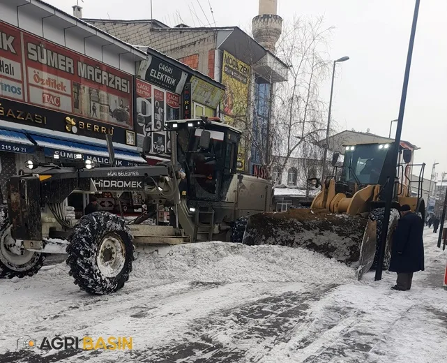 Ağrı Belediyesi Kar Yağışıyla Mücadelede Hız Kesmedi