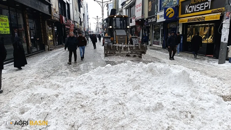 Ağrı Belediyesi Kar Yağışıyla Mücadelede Hız Kesmedi