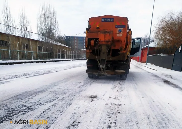 Ağrı Belediyesi Kar Yağışıyla Mücadelede Hız Kesmedi