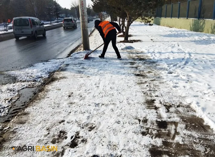 Ağrı Belediyesi Kar Yağışıyla Mücadelede Hız Kesmedi