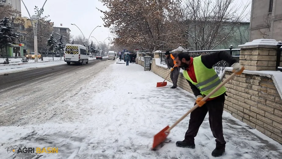 Ağrı Belediyesi Kar Yağışıyla Mücadelede Hız Kesmedi