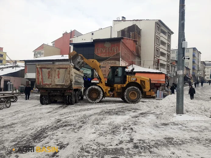Ağrı Belediyesi Kar Yağışıyla Mücadelede Hız Kesmedi