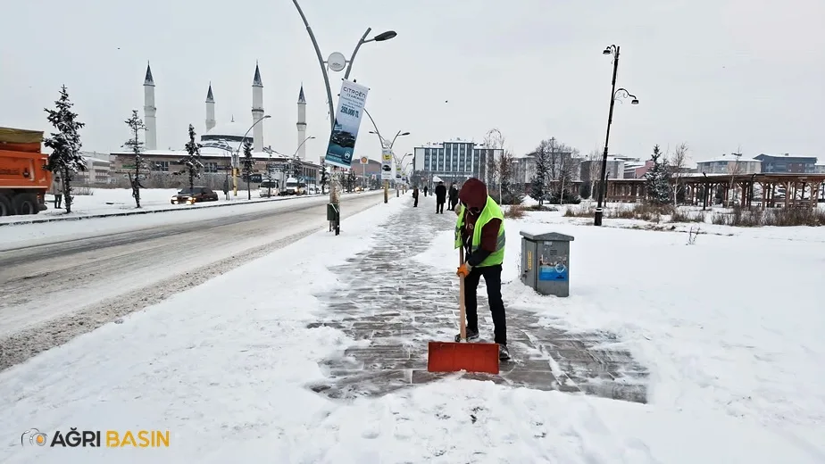 Ağrı Belediyesi Kar Yağışıyla Mücadelede Hız Kesmedi