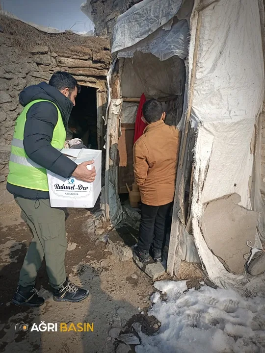 Ağrı Rahmet-Der, Hamur’da 100 Aileye Gıda Yardımı Ulaştırdı
