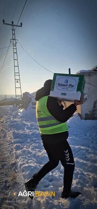 Ağrı Rahmet-Der, Hamur’da 100 Aileye Gıda Yardımı Ulaştırdı
