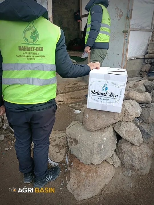 Ağrı Rahmet-Der, Hamur’da 100 Aileye Gıda Yardımı Ulaştırdı