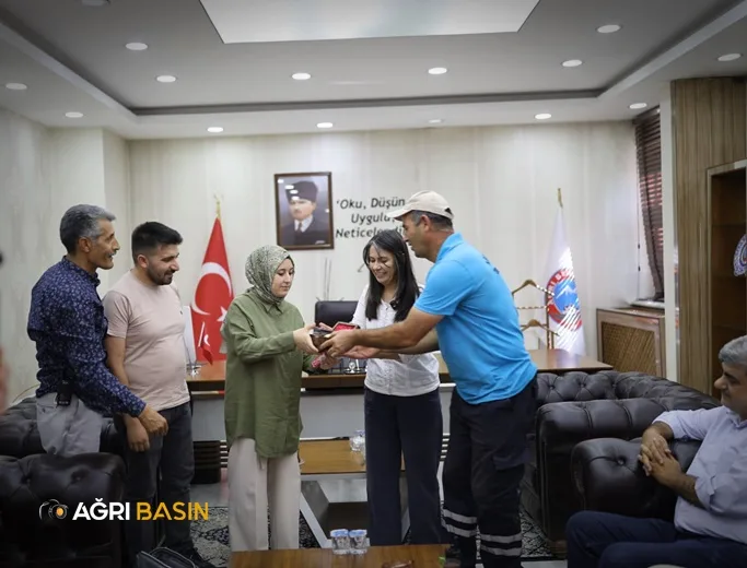 Ağrı'da Temizlik İşçisi Bulduğu Altınları Sahibine İade Etti