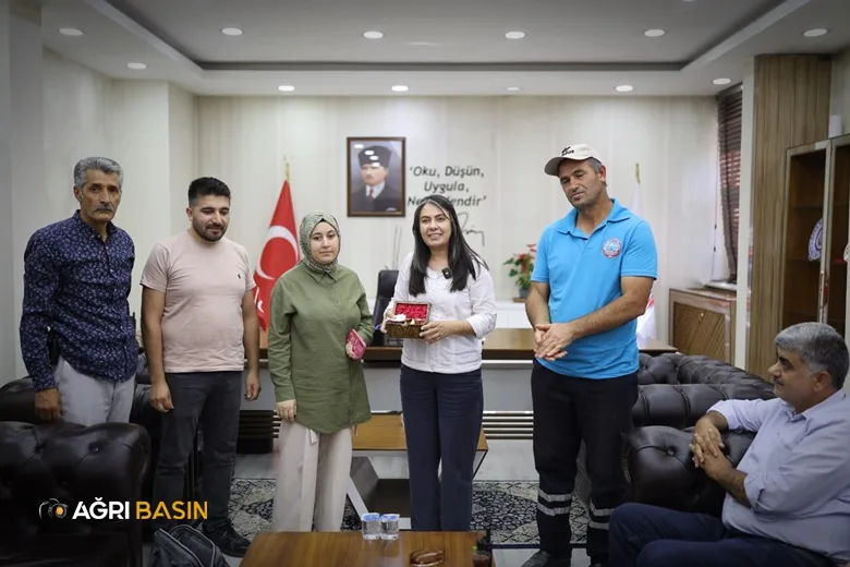 Ağrı'da Temizlik İşçisi Bulduğu Altınları Sahibine İade Etti