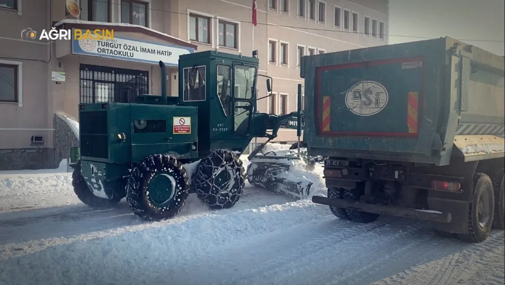 Ağrı’da 90 Okul ve Kamu Kurumunda Kar Mesaisi