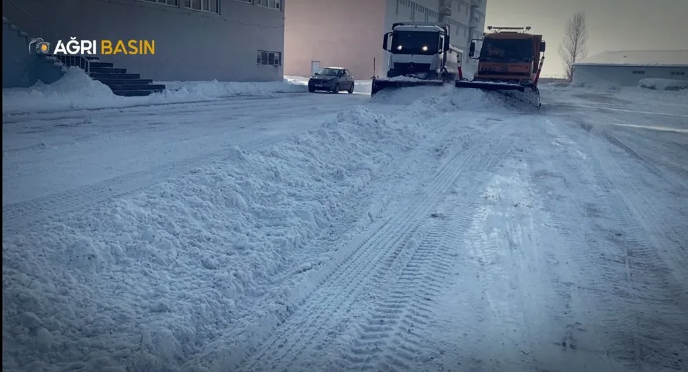 Ağrı’da 90 Okul ve Kamu Kurumunda Kar Mesaisi