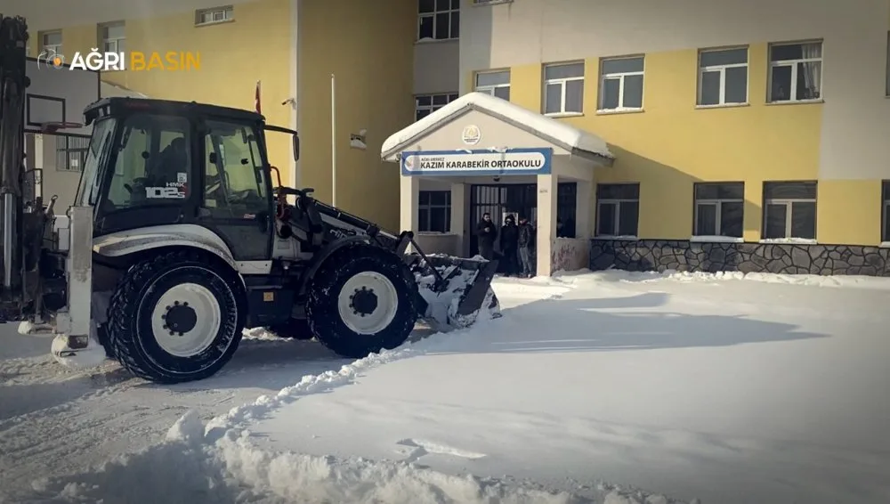 Ağrı’da 90 Okul ve Kamu Kurumunda Kar Mesaisi