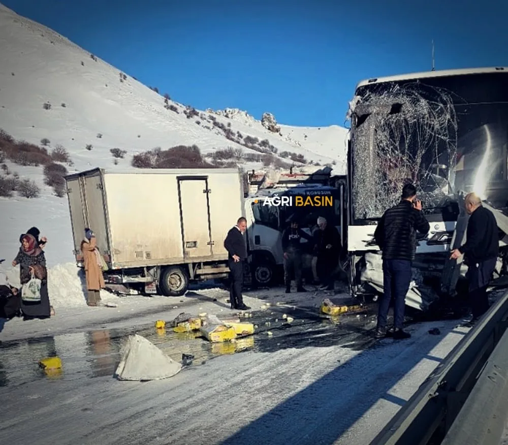 Ağrı Tutak'ta Yolcu Otobüsü ile Kamyonet Çarpıştı! 5 Yaralı