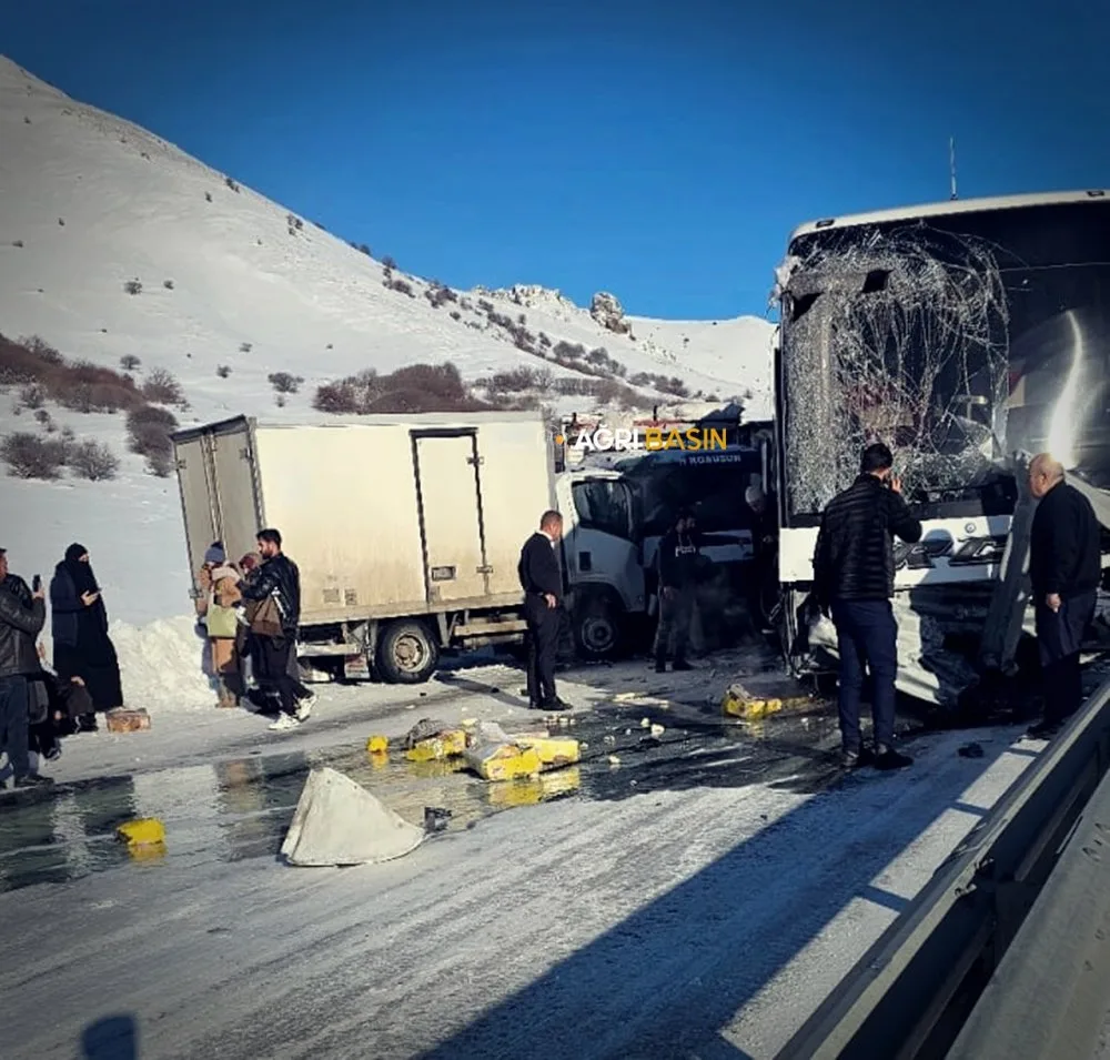Ağrı Tutak'ta Yolcu Otobüsü ile Kamyonet Çarpıştı! 5 Yaralı