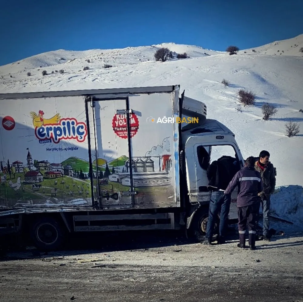 Ağrı Tutak'ta Yolcu Otobüsü ile Kamyonet Çarpıştı! 5 Yaralı