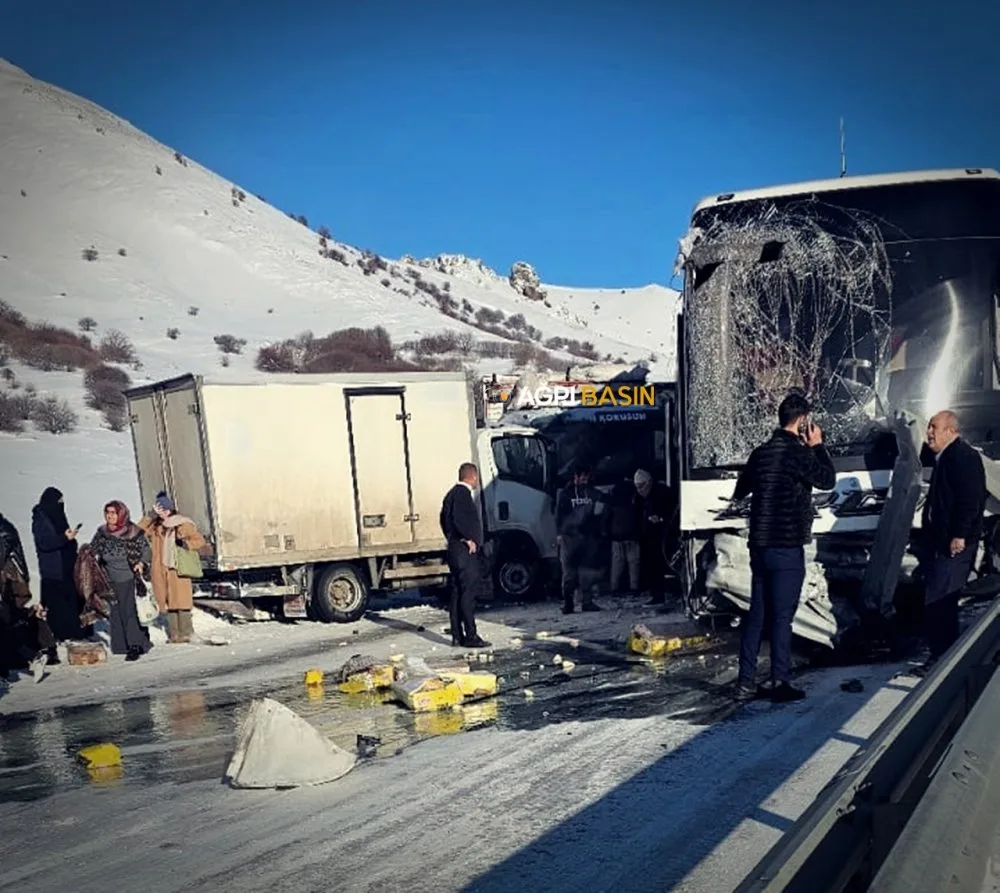 Ağrı Tutak'ta Yolcu Otobüsü ile Kamyonet Çarpıştı! 5 Yaralı