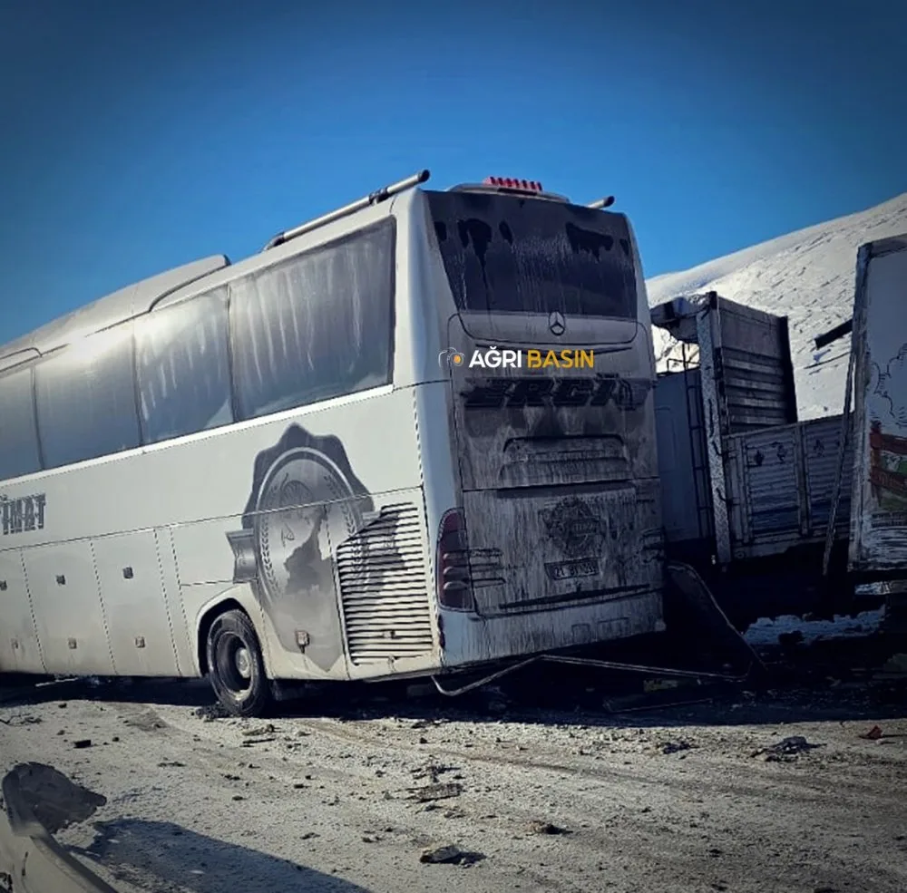 Ağrı Tutak'ta Yolcu Otobüsü ile Kamyonet Çarpıştı! 5 Yaralı