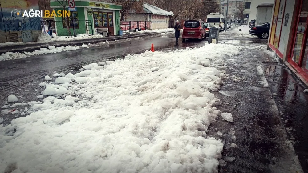 Ağrı’da Çatıdan Düşen Kar ve Buz Dehşeti Devam Ediyor