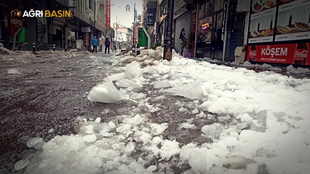 Ağrı’da Çatıdan Düşen Kar ve Buz Dehşeti Devam Ediyor