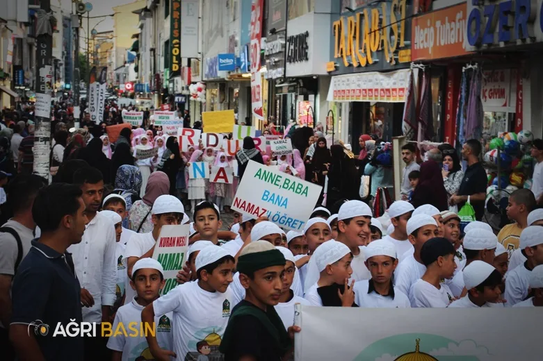 Ağrı’da yüzlerce çocuk namaz sevgisi için yürüdü
