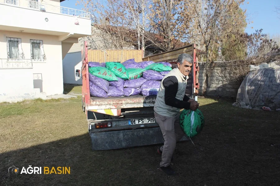 Ağrı Umut Kervanı Derneğinden kışlık yakacak ve giysi yardımı