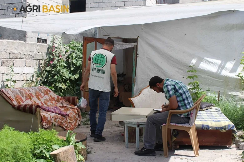 Umut Kervanı Ağrı'da yüzlerce aileye kurban eti dağıttı
