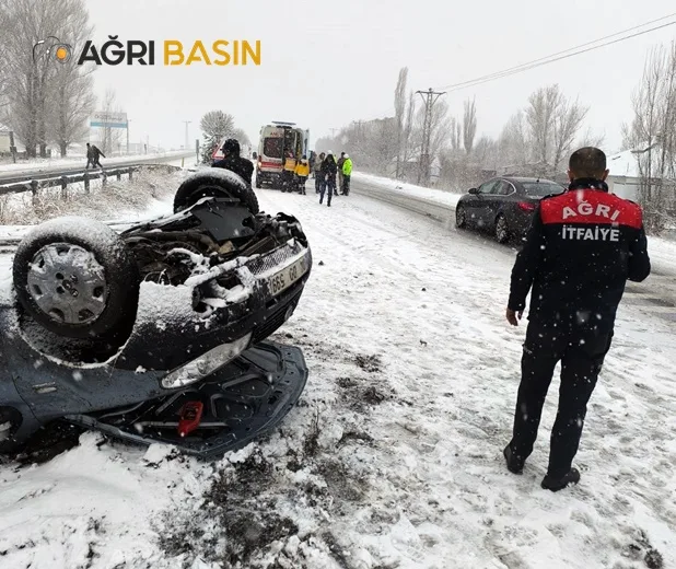 Ağrı'da Araç Buzlanma Nedeniyle Yoldan Çıktı
