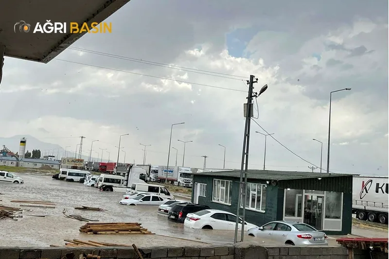 Doğubayazıt'ta Sel Felakati! Çok sayıda ev ve araçlar zarar gördü