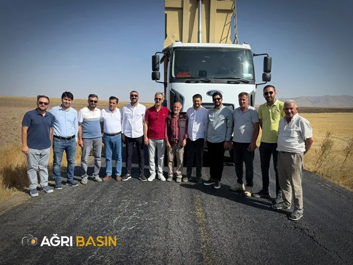 Ağrı’da Eskiharman Köyü’nde asfalt çalışmaları sürüyor