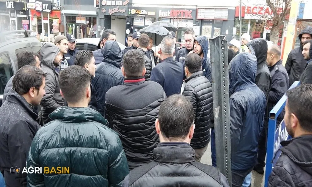 Ağrı'da Dijital Saat Değişimine izin vermeyen Esnaf yolu trafiğe kapattı!