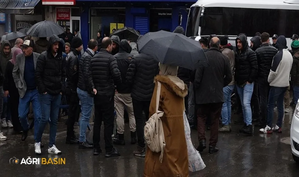 Ağrı'da Dijital Saat Değişimine izin vermeyen Esnaf yolu trafiğe kapattı!