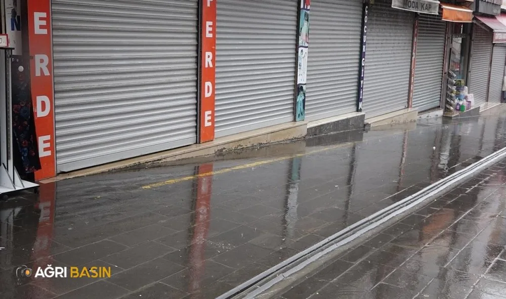 Ağrı'da Dijital Saat Değişimine izin vermeyen Esnaf yolu trafiğe kapattı!