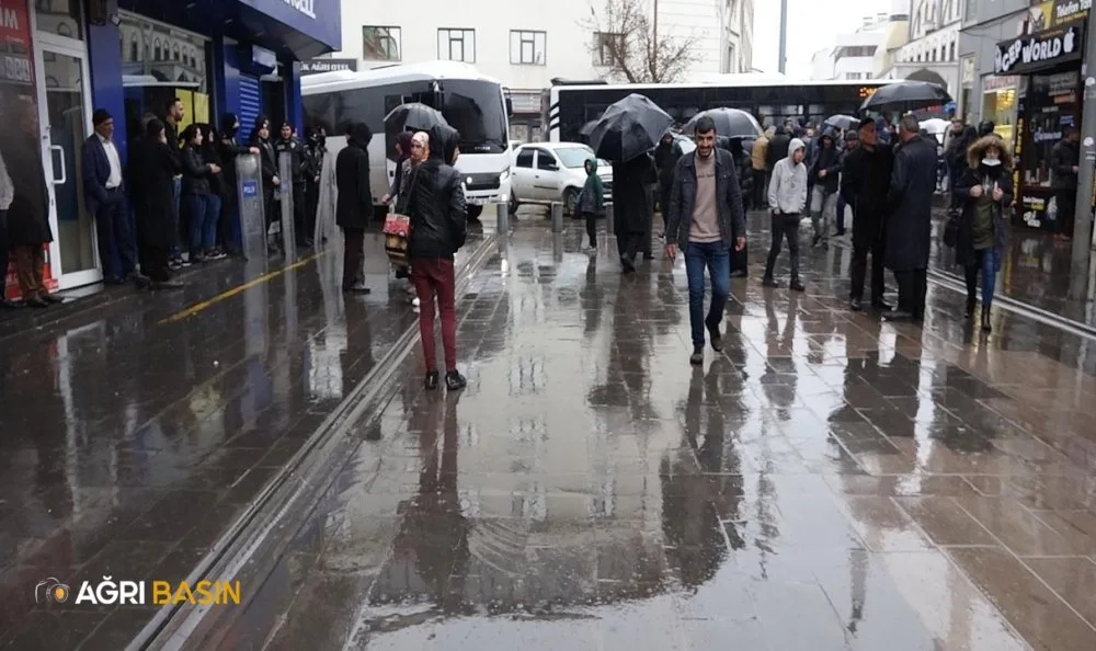 Ağrı'da Dijital Saat Değişimine izin vermeyen Esnaf yolu trafiğe kapattı!