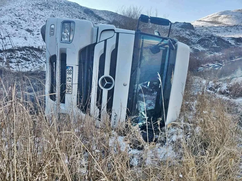 Ağrı Tutak'ta Tır şarampole devrildi! 1 Ölü