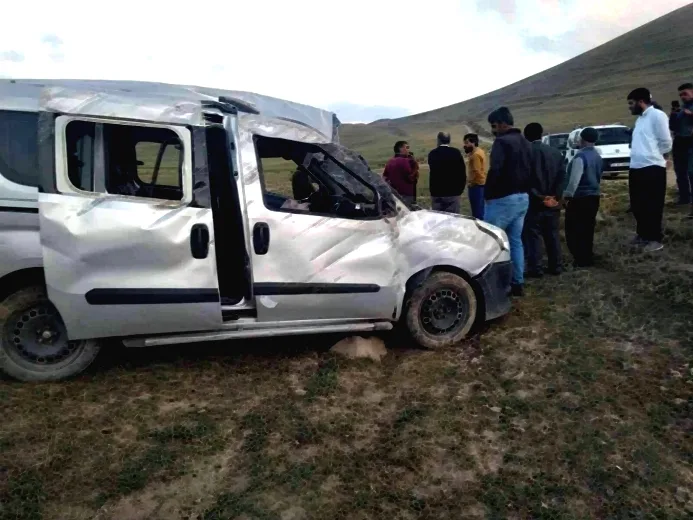Ağrı’da kontrolden çıkan ticari araç takla attı