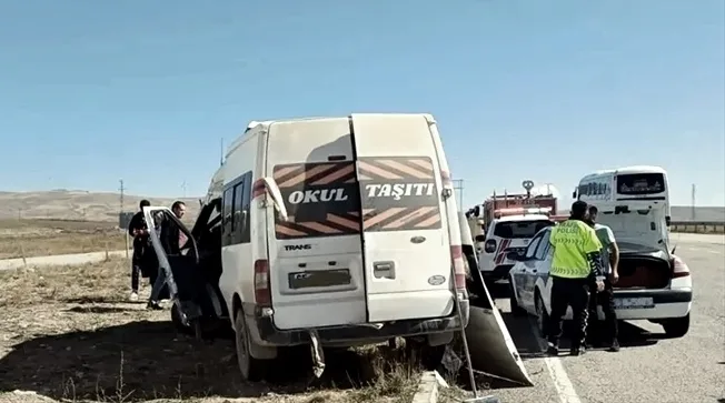 Ağrı'da Tır ile Minibüs Çarpıştı: 1 Ölü, 2 Yaralı