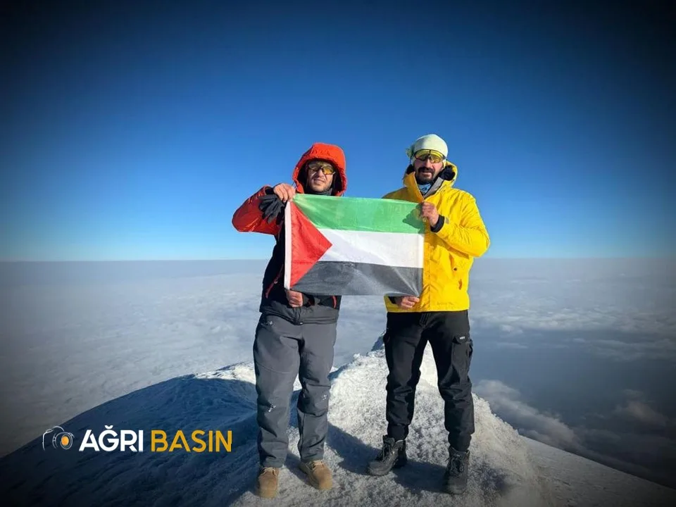 Ağrı Dağı'nın Zirvesine "Özgür Filistin" Tırmanışı