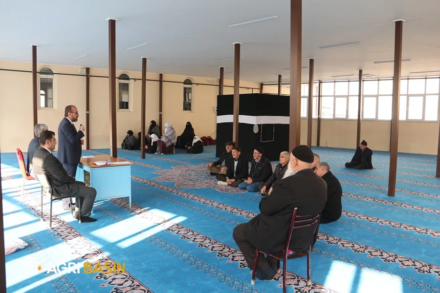 Doğubayazıt'ta Umreye gidecek vatandaşlara seminer