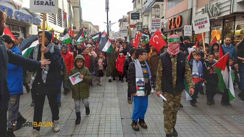 Ağrı'da yüzlerce Aile çocuklarıyla birlikte Filistin için yürüdü