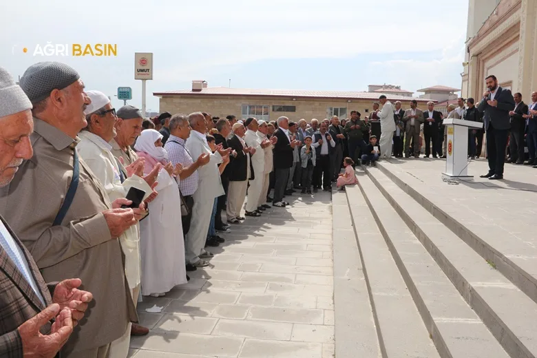 Ağrı'dan 210 Hacı Adayı Dualarla Kutsal Topraklara uğurlandı